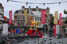 900351 Afbeelding van het Gouden Kalf op de Neude te Utrecht, ter gelegenheid van het 41ste Nederlands Filmfestival (24 ...